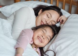 Kid in bed with mom